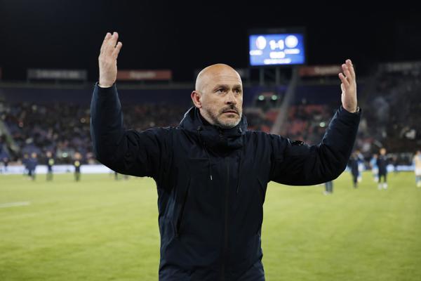 Vincenzo Italiano, ingresado por neumonía