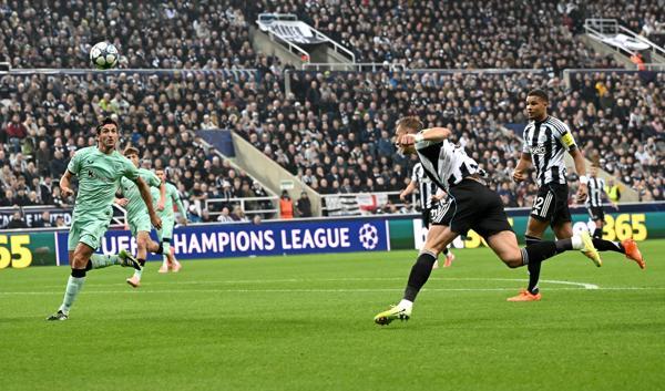 Dan Burn se perforó un pulmón en el derbi