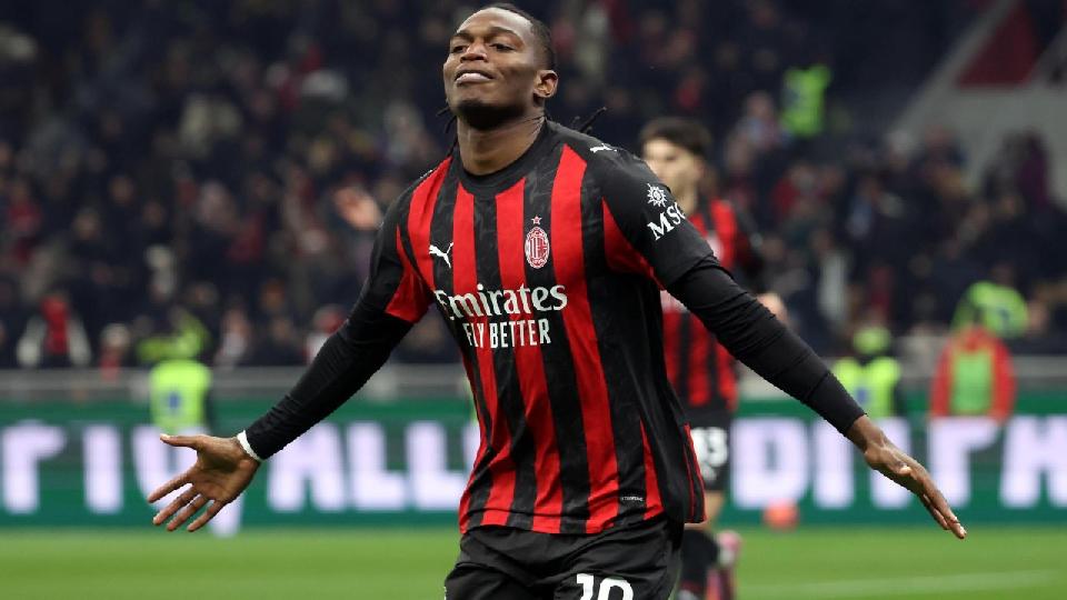 Rafael Leao asienta al Milan en la cima