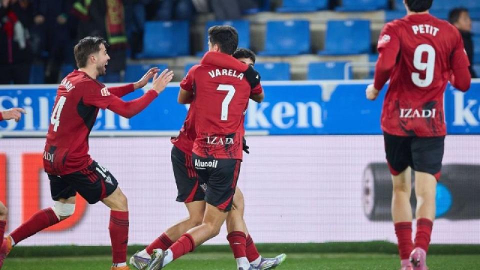 Iker Varela da una bombona de óxigeno al Mirandés