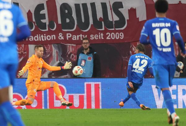 El Hamburgo-Leverkusen, suspendido por riesgos estructurales en la cubierta