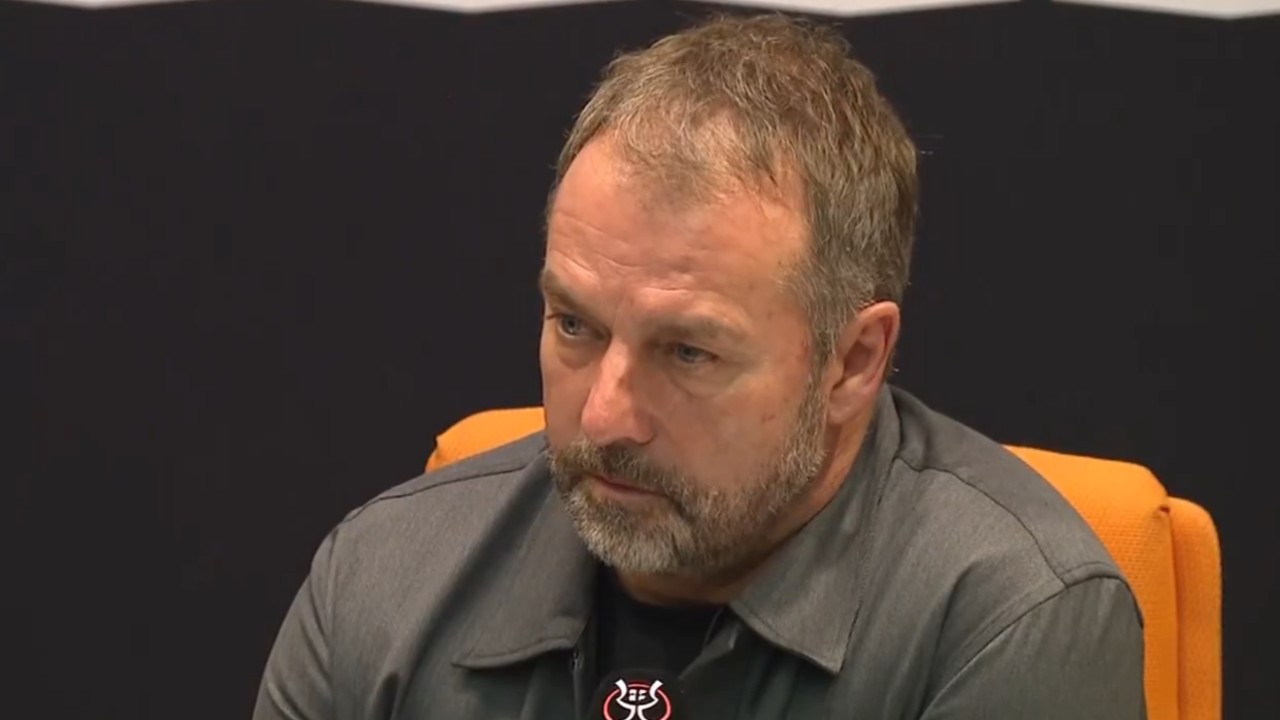 Flick destacó la mentalidad para defender y atacar como equipo