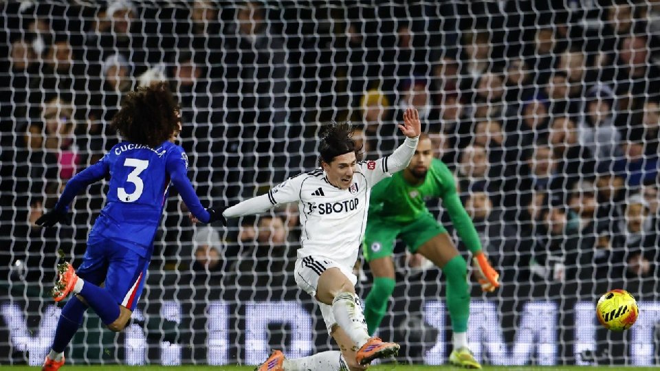 Cucurella le pone más deberes a Rosenior