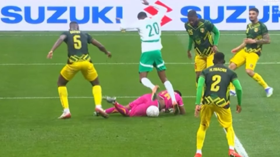 Cantada de Diarra ante Senegal tras parar 3 penaltis en octavos