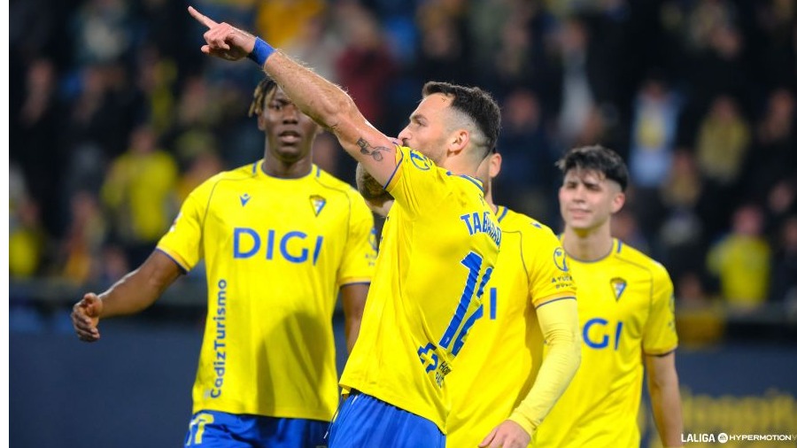 El Cádiz avasalla y sufre a partes iguales