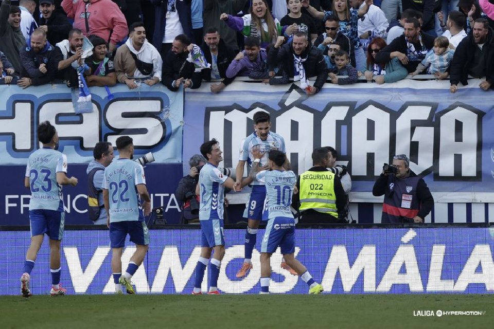 Chupe deja el árbol de Navidad puesto en La Rosaleda
